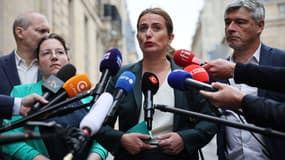 La secrétaire nationale du parti écologiste Marine Tondelier s'adresse aux médias, entourée de la présidente du groupe parlementaire Écologiste et Social Cyrielle Chatelain, David Cormand (à gauche), membre de la délégation des Verts au Parlement européen, et Guillaume Gontard (à droite), président du groupe écologiste au Sénat, à Paris, le 3 octobre 2025. 