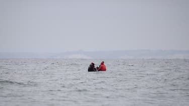 Des migrants en train de traverser la Manche en août 2020
