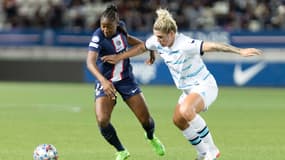 Kadidiatou Diani et Millie Bright lors d'un match PSG-Chelsea, à Paris le 20 octobre 2022