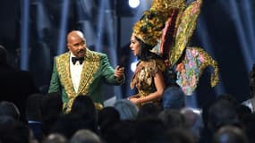 Steve Harvey et la Miss Malaysie Shweta Sekhon le 8 décembre 2019