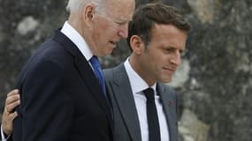 Les présidents américain Joe Biden et français Emmanuel Macron le 11 juin 2021 au sommet du G7 à Carbis Bay, en Cornouailles