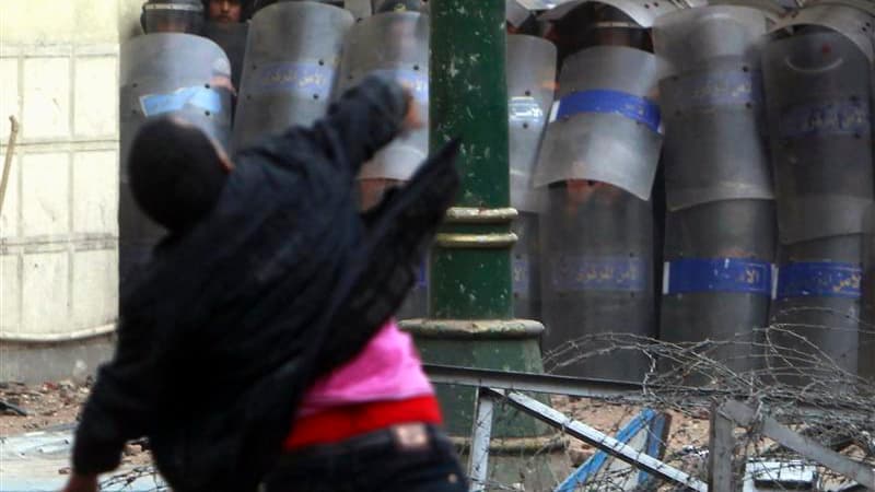 De nouveaux affrontements ont éclaté dans la nuit de dimanche à lundi aux abords de la place Tahrir du Caire entre les forces de l'ordre égyptiennes et des centaines de manifestants hostiles à l'armée au pouvoir. /Photo prise le 18 décembre 2011/REUTERS/A