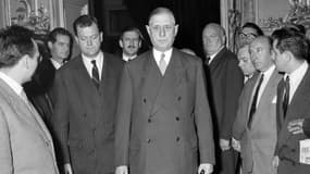 Le général de Gaulle (c) arrive au Palais d'Orsay pour donner une conférence de presse sur la situation en Algérie, après le putsch du 13 mai, le 19 mai 1958 à Paris