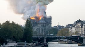 Des flammes émergent de la cathédrale Notre-Dame de Paris, victime d'un incendie, le 15 avril 2019.