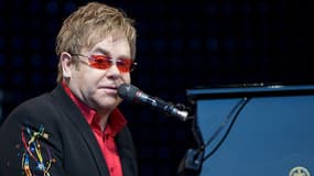 A 66 ans, Elton John est contraint de repousser sa tournée estivale pour cause d'"appendicite aiguë", selon un porte-parole.