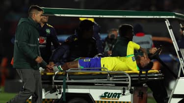 Neymar sort en pleurs sur civière après une blessure au genou gauche lors du match Uruguay-Brésil (2-0, qualifs Mondial 2026), le 17 octobre 2023