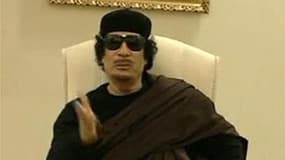 Le procureur de la Cour pénale internationale (CPI) a requis lundi des mandats d'arrêt contre le dirigeant libyen Mouammar Kadhafi et son fils Saïf al Islam pour crimes contre l'humanité. /Image diffusée le 11 mai 2011/ REUTERS/Télévision libyenne