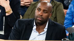 Teddy Riner pensif pendant un match de tennis à Roland-Garros, le 5 juin 2025