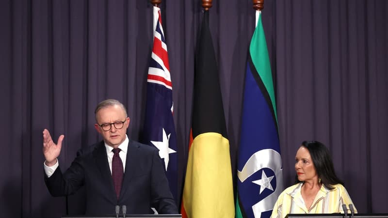 Le Premier ministre australien Anthony Albanese et la ministre pour les Indigènes australiens Linda Burney lors d'une conférence de presse en lien avec le référendum rejeté, le 14 octobre 2023 à Canberra.