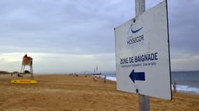 Un panneau indiquant la zone de baignade surveillée sur la plage de La Centrale à Hossegor, dans le sud-ouest de la France, alors que le temps est chaud, le 27 octobre 2022.