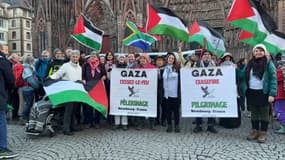 Plusieurs dizaines de personnes ont marché de Strasbourg à Obernai le 9 mars 2024 pour demander un cessez-le-feu à Gaza.