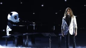 Le chanteur Julien Doré, aux Victoires de la musique avec son panda le 9 février 2018.