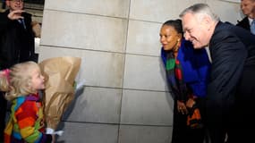 Zoé offre un bouquet de roses à la ministre de la Justice et au Premier ministre