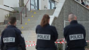 Il stationnait dans sa voiture avant d'être touché au cou et au visage.