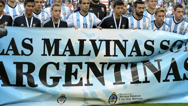 La banderole pour les Malouines déployée par les joueurs de l'Argentine