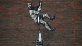 Le nouveau pochoir signé Bansky, sur le mur d'une prison à Reading en Grande-Bretagne.