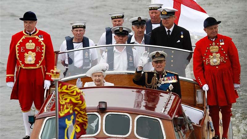 La reine Elizabeth II, toute de blanc et argenté vêtue, accompagnée de son époux le prince Philip, a rejoint une flottille d'un millier de bateaux descendant la Tamise au deuxième jour des célébrations de ses 60 ans de règne. /Photo prise le 3 juin 2012/R