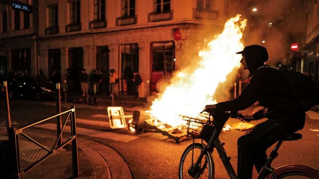 Un incendie lors d'une manifestation organisée à Lyon le 16 mars 2023 