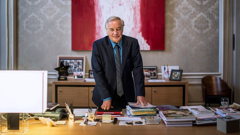 François Rebsamen dans son bureau à la mairie de Dijon, en 2013.