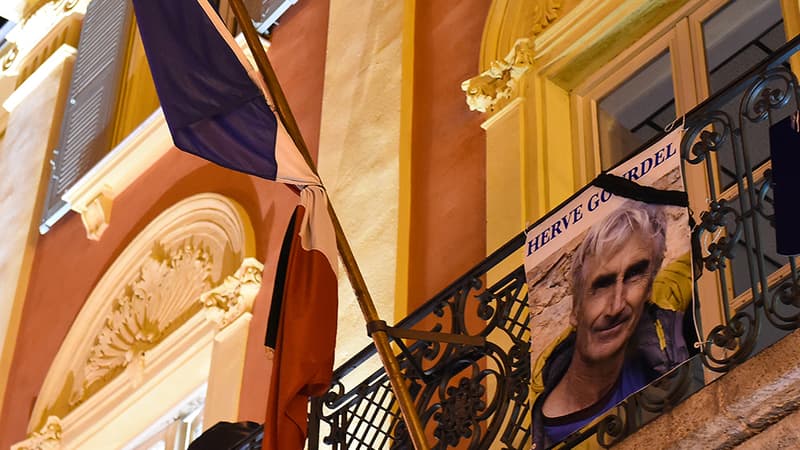 A Saint-Martin-Vésubie, où travaillait Hervé Gourdel, la mairie a mis le drapeau français et le portrait de l'homme en berne.