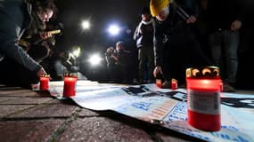 Des associations d'aide aux migrants rendent hommage aux 303 morts et disparus, à Calais, le 25 novembre 2021