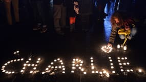 Le 7 janvier 2015, à Strasbourg, des anonymes rendent hommages aux morts de Charlie Hebdo.