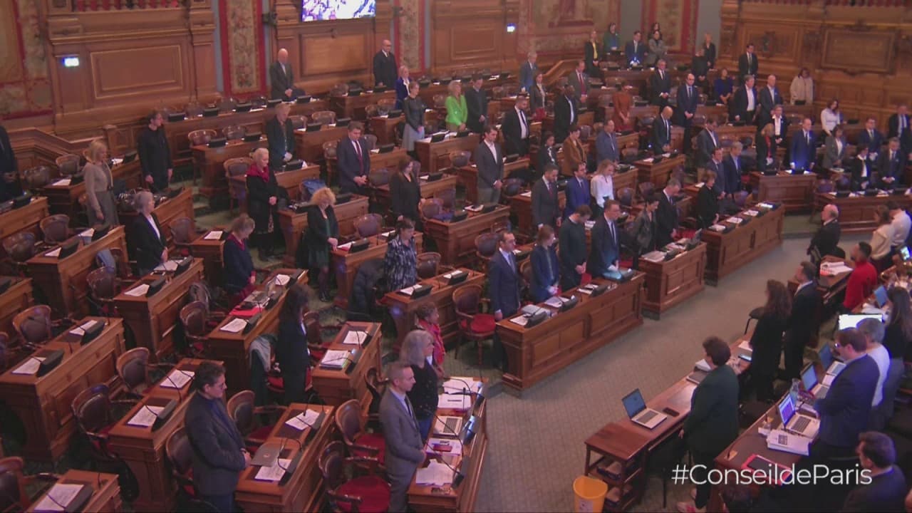 Le conseil de Paris lors de la minute de silence en hommage à Dominique Bernard, le 14 novembre 2023. Le conseil de Paris lors de la minute de silence en hommage à Dominique Bernard, le 14 novembre 2023.
