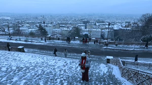 La vue de Paris sous la neige depuis les marches du Sacré-Coeur jeudi 18 janvier 2024.