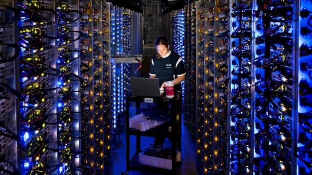 Google dispose d'une infrastructure informatique mondiale gigantesque formée de vastes datacenters dispersés sur trois continents : Amérique, Europe et Asie.