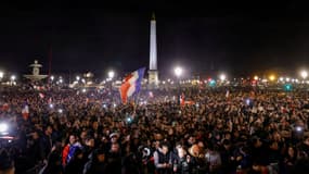 La foule réunie place de la Concorde pour accueillir les Bleus, de retour du Qatar, le 19 décembre 2022.