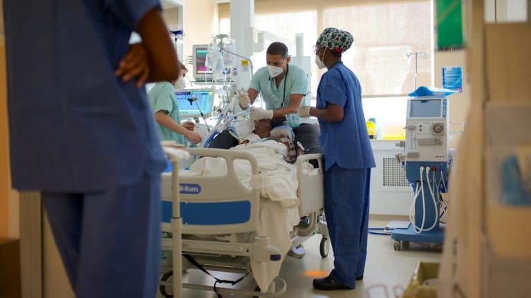 Des soignants autour d'un patient Covid-19 hospitalisé en réanimation à l'hôpital de Pointe-à-Pitre, en Guadeloupe, le 6 août 2021 