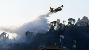 Un Canadair largue de l'eau alors qu'un vaste incendie s'est déclaré dans la région de Monte Mario à Rome, en Italie, le 31 juillet 2024.