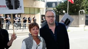 Le secrétaire général de Reporters Sans Frontières Christophe Deloire (d), accompagné de Daniele Van de Lanotte, mère du journaliste emprisonné Mathias Depardon, devant l'ambassade Turquie à Paris, le 25 mai 2017
