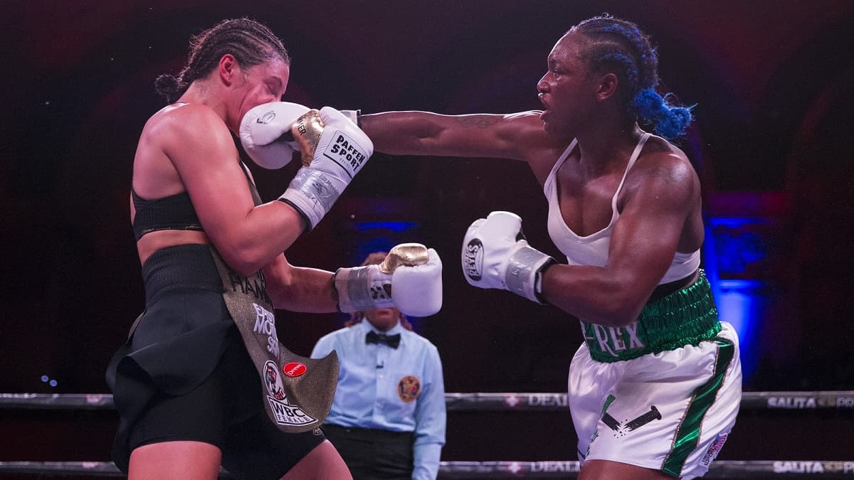 Claressa Shields (à droite) face à Christina Hammer dans le combat d'unification des poids moyens en avril 2019
