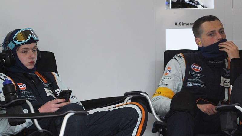 Des mécaniciens dans le stand d'Aston Martin, l'écurie d'Allan Simonsen