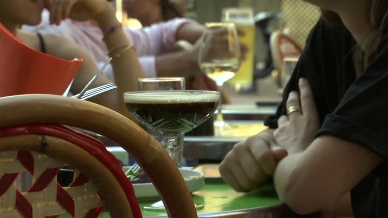 Des personnes boivent de l'alcool en terrasse, à Toulouse, le 20 août 2023.