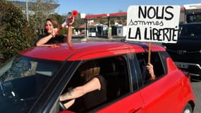 Départ d'un "convoi de la liberté" pour protester contre les restrictions saniraires le 9 février 2022 à Bayonne