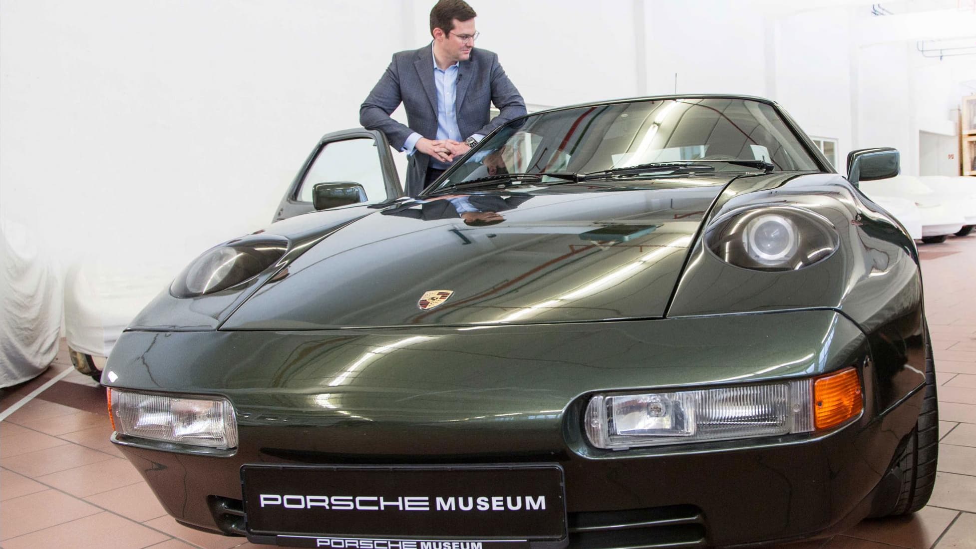 Ce modèle a été développé en 1984 par les ingénieurs de Porsche pour une occasion spéciale: les 75 ans de Ferry Porsche. Ce modèle a été développé en 1984 par les ingénieurs de Porsche pour une occasion spéciale: les 75 ans de Ferry Porsche.