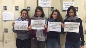Des étudiantes israéliennes protestant pour avoir le droit de porter un short. 
