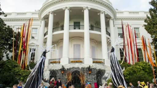 Barack et Michèle Obama distribuent des bonbons aux enfants lors de la réception annuelle d'Halloween à la Maison Blanche, le 30 octobre 2015 à Washington