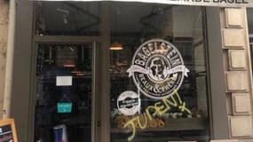 Un tag antisémite sur la vitrine d'une boutique Bagelstein à Paris 