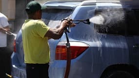 Un homme en train de laver son véhicule (Photo d'illustration).