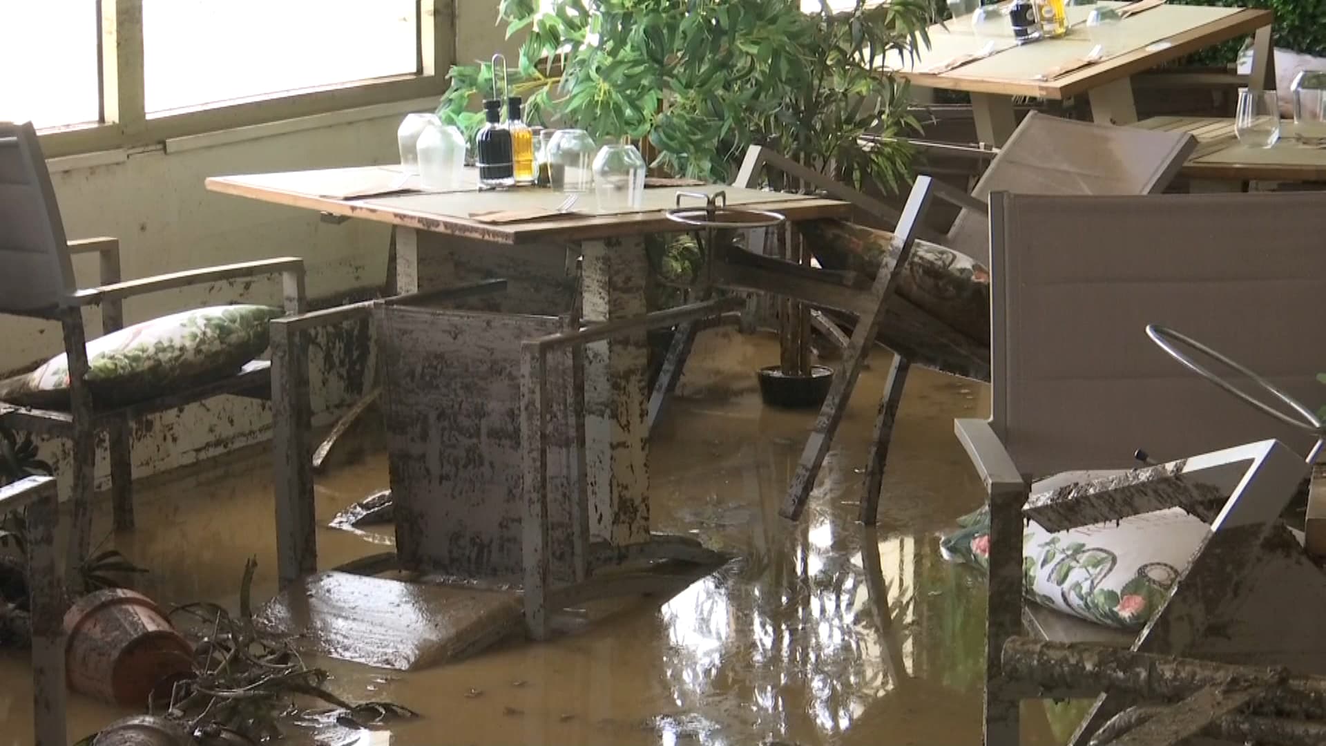Les dégâts subis par un restaurant du Lavandou (Var) après le passage d'un violent orage le mardi 20 mai 2025. Les dégâts subis par un restaurant du Lavandou (Var) après le passage d'un violent orage le mardi 20 mai 2025.