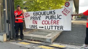 D'anciens salariés sans-papiers de la société NTI, sous-traitante de Veolia, dénoncent leurs conditions de travail devant un centre de tri du 15e arrondissement de Paris, le 29 août 2023.