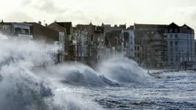 Des vagues s'écrasent sur la jetée à Wimereux, dans le nord de la France, le 3 janvier 2018.