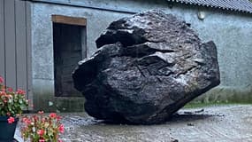 Un rocher de 15 tonnes a terminé sa course à quelques centimètres de la ferme de Yann Mondot dans les Hautes-Pyrénées, le 21 novembre 2023.