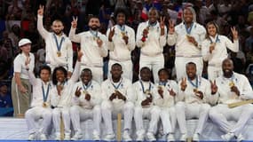 L'équipe de France de judo médaillée d'or à l'épreuve par équipe aux JO de Paris, le 03/08/2024