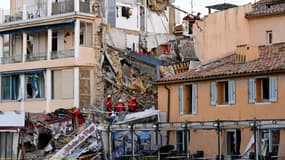 Trois personnes ont été blessées et cinq personnes sont activement recherchées mardi dans les décombres d'un immeuble d'habitation qui s'est effondré dans la nuit à Sanary-sur-Mer (Var) à la suite d'une explosion qui pourrait avoir été causée par un problème de gaz