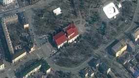 La société américaine de technologies spatiales Maxar Technologies a publié le 16 mars 2022 une photo du théâtre de Marioupol prise lundi, selon elle. L'immeuble abritant "des centaines de civils" a été bombardé mercredi par l'aviation russe.