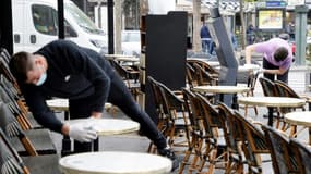 Des employés du "Café du Trocadéro" à Paris préparent la terrasse le 11 mai 2021